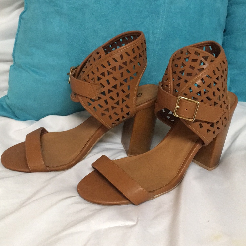 Adorable brown heels!